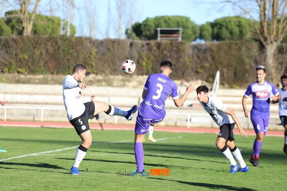 Diego y Pedra pelean un balón en un Salamanca - Peñaranda