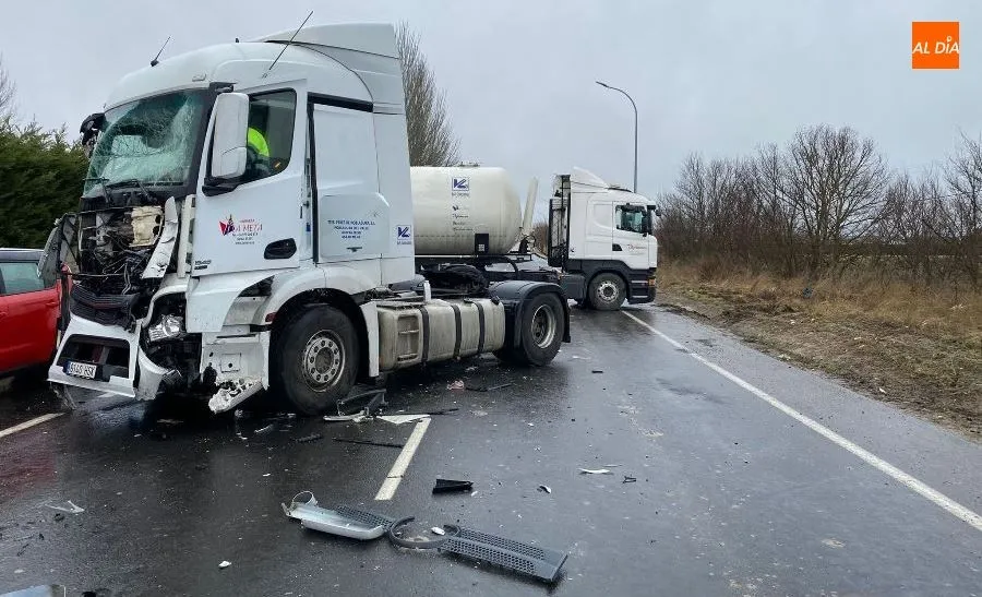 Estado de uno de los camiones implicados, con el otro al fondo, que quedó cruzado en la calzada. Foto de Raúl Blázquez