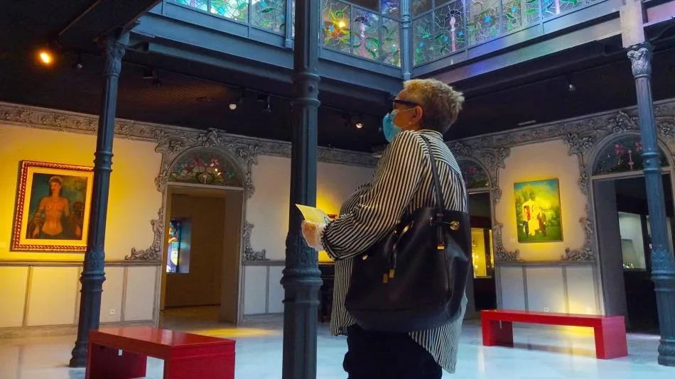 Una visitante en el Museo Art Nouveau y Art Déco de Salamanca. Foto MUSEO CASA LIS