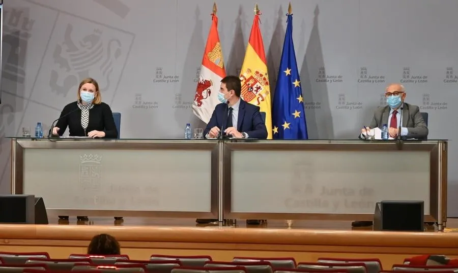 La consejera de Familia e Igualdad de Oportunidades, Isabel Blanco; el consejero de la Presidencia, Ángel Ibáñez; y el presidente de Cermi CyL, Juan Pérez, durante la rueda de prensa. Fotor JCYL