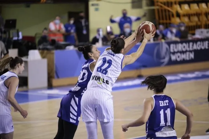 Una acción del choque / CB Avenida