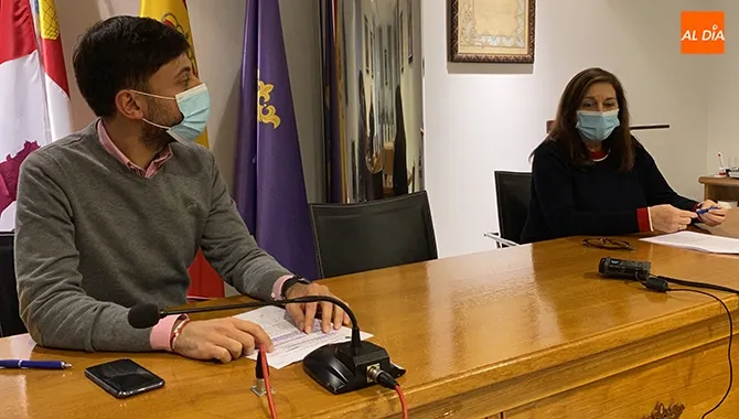 La alcaldesa de la ciudad, Carmen Ávila, y el primer teniente de alcalde, Francisco Díaz, presentaban el reglamento de los primeros Presupuestos participativos