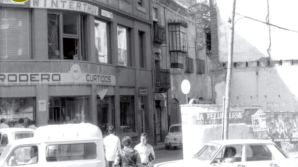 Cuando los coches circulaban por la calle Meléndez