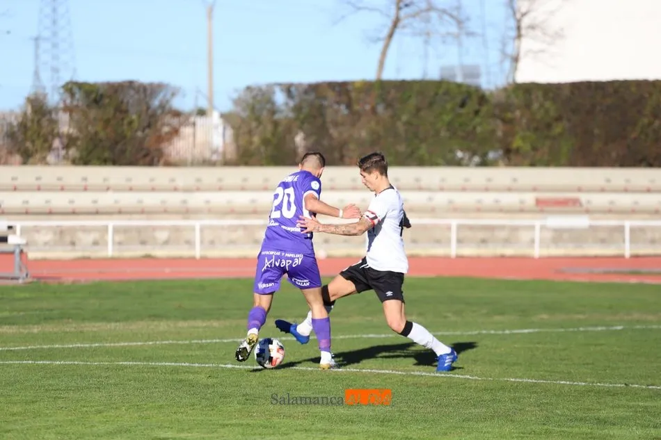 El delantero Manu González, ante Lauren Egea