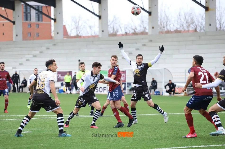 Los jugadores de Unionistas protestan una acción ante el Pontevedra