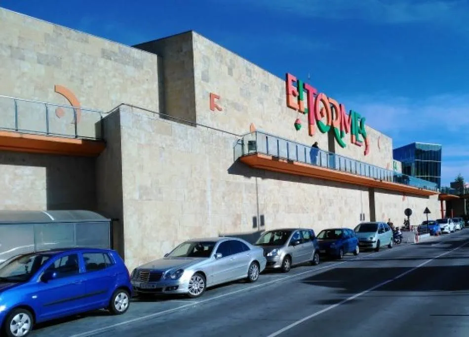 Los locales de actividades permitidas continúan abiertos en el Centro Comercial El Tormes