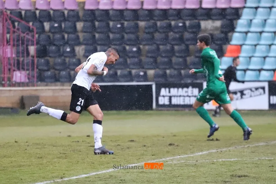 Puma sonríe tras ver puerta en el duelo con el Compostela