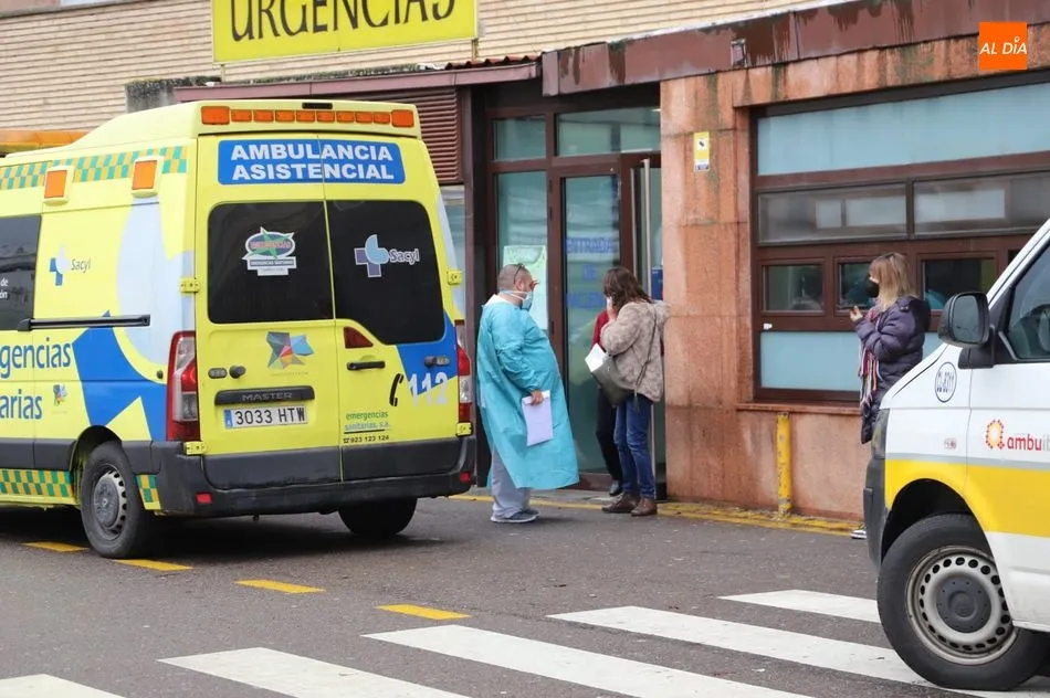 Pacientes y sanitarios a la puerta del servicio del Urgencias del Clínico. Foto de Lydia González