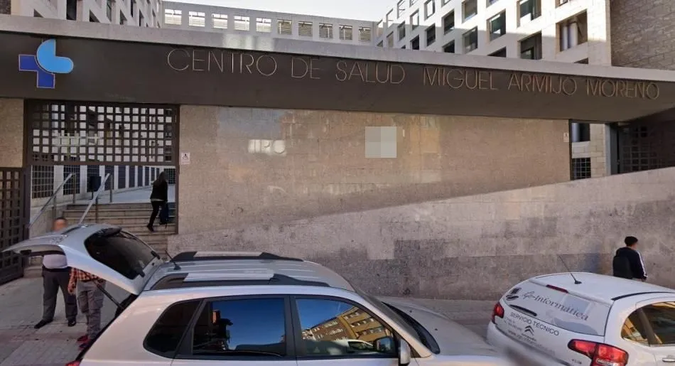 Entrada principal del Centro de Salud Miguel Armijo en la calle Arapiles. Foto de Google Maps