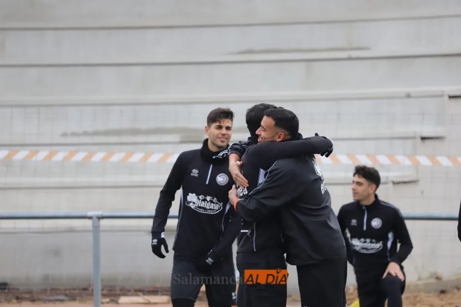 El meta Ruly García recibe la felicitación de un compañero por su cumpleaños / Lydia González