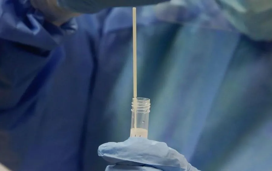 Una trabajadora sanitaria sostiene una probeta con una prueba PCR. Foto de Ricardo Rubio - EP