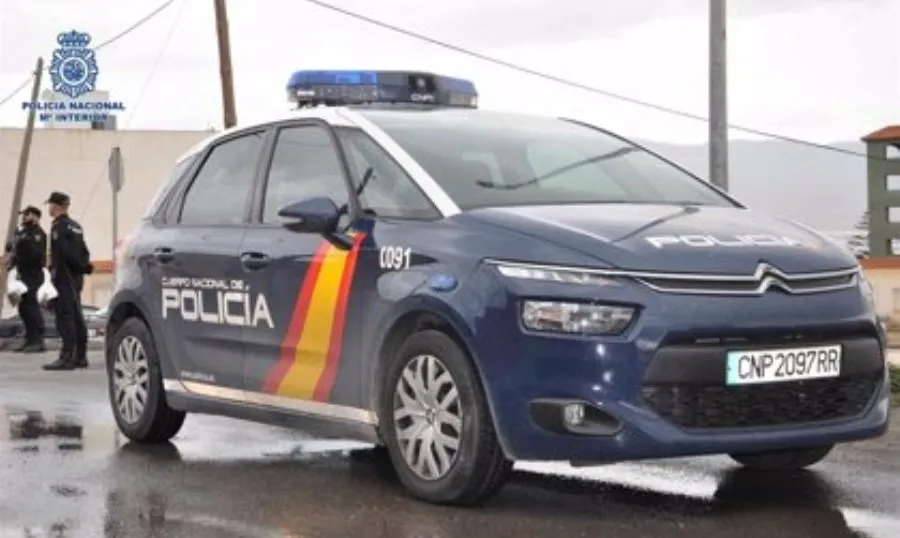 Foto de archivo de agentes y un coche de la Policía Nacional