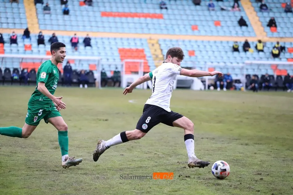 Antonio Amaro, con el balón en su pie izquierdo, ante el Compostela