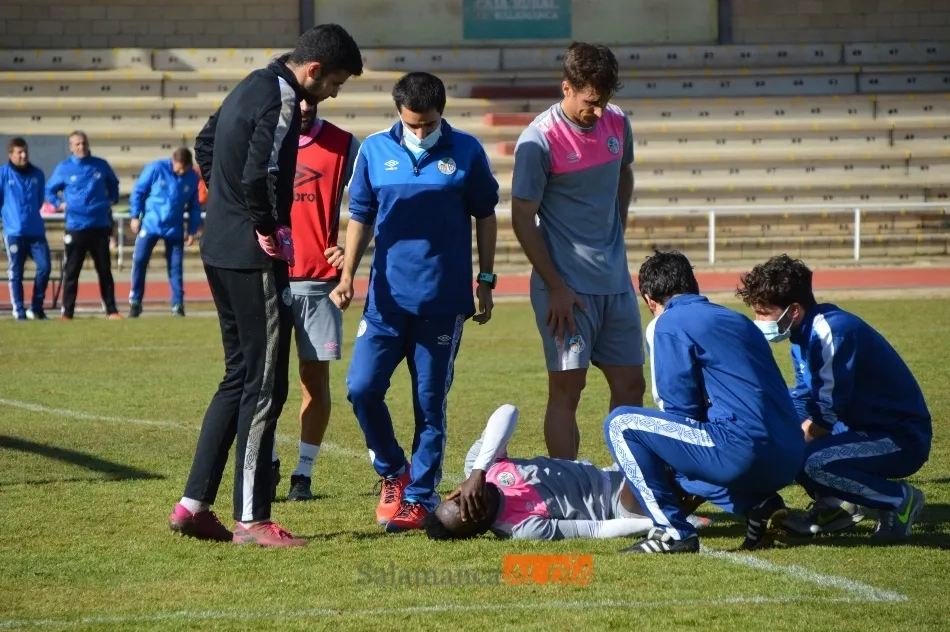 Ernest, dolorido en el césped tras sufrir una dura entrada en su tobillo derecho / Carlos Cuervo