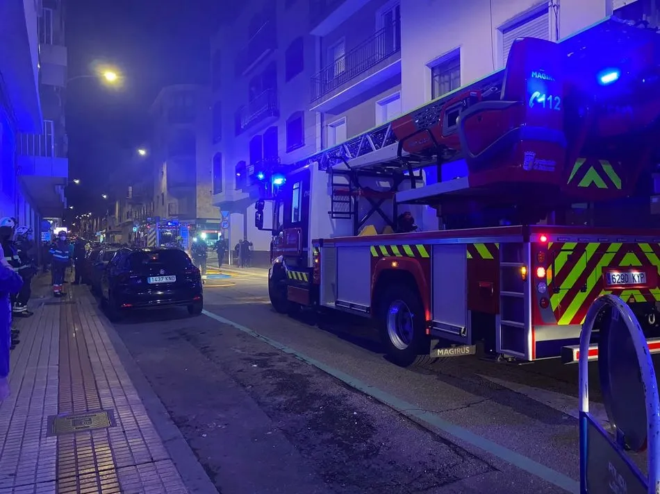 Efectivos de los Bomberos en la calle Fernando de Rojas