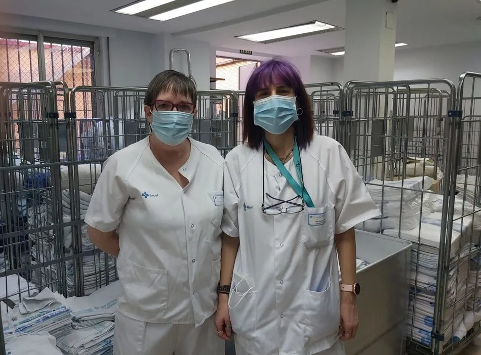 Dos de las trabajadoras del servicio de lencería del Complejo Asistencial Universitario de Salamanca