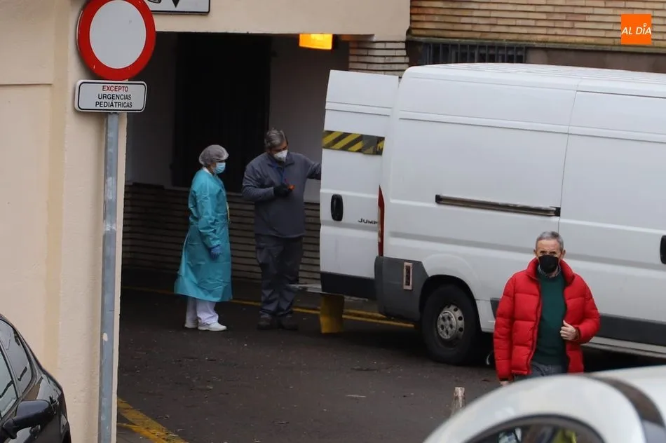 Sanitarios en uno de los accesos del Hospital Clínico Universitario. Foto de Lydia González