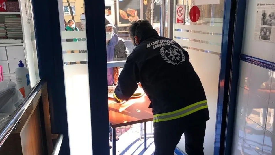 Entrega de alimentos en el local del Comedor de los Pobres, en el paseo de la Estación, con la colaboración de Bomberos Sin Fronteras