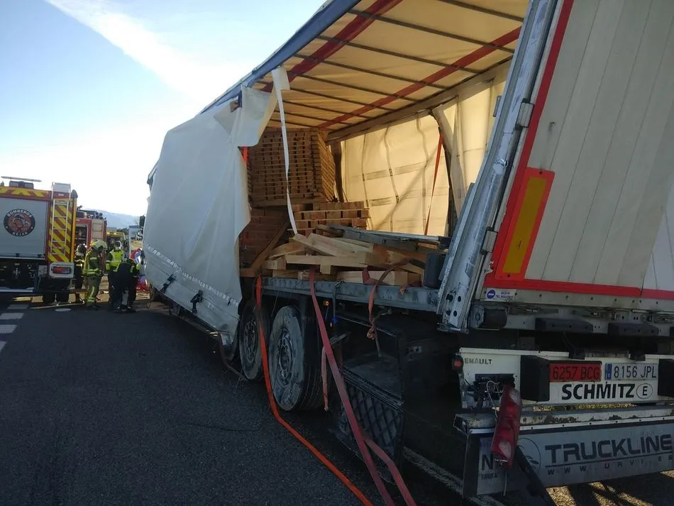Estado del vehículo tras el accidente mortal en la A-66 - Bomberos Guijuelo