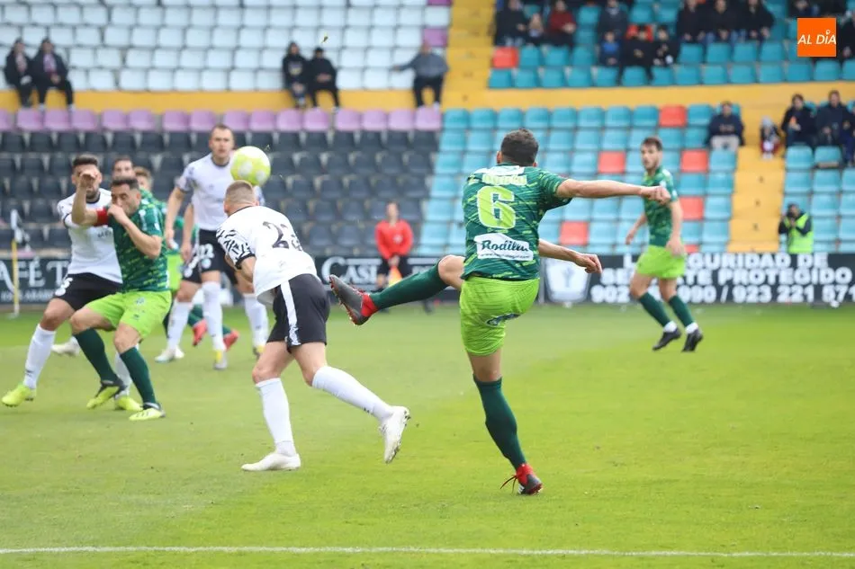 Carlos Rubén estrella un balón en Sergio Molina durante un derbi anterior