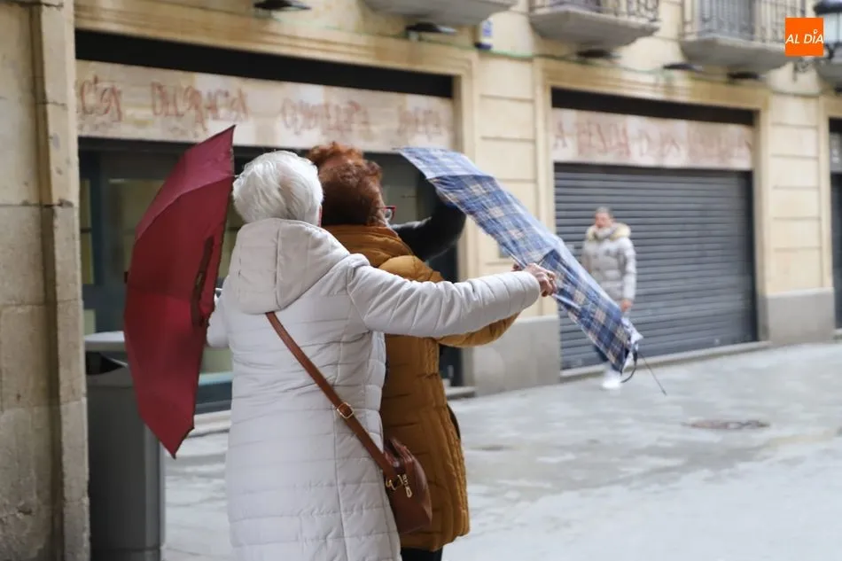 Vecinas de Salamanca bajo los efectos de la borrasca Justine en el día de ayer - Lydia González