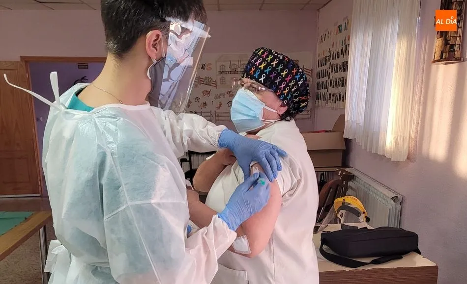 Administración de vacunas en una residenca salmantina - Archivo