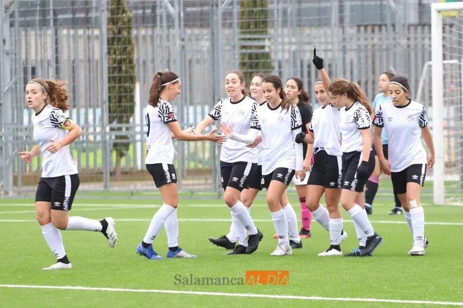 Lauris dedica su gol acompañada del resto del equipo / Lydia González