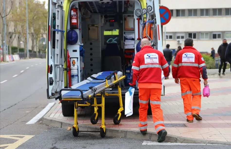 Técnicos de emergencias sanitarias trabajando en Salamanca - Archivo