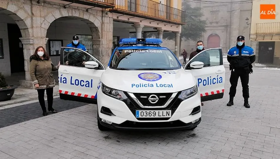 Cuerpo de Policía de Peñaranda en la recepción de su nuevo vehículo - Archivo