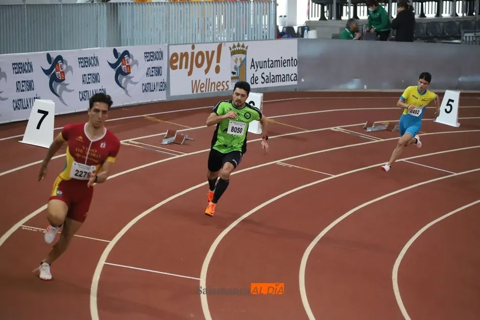 Tres corredores, en plena prueba / Lydia González