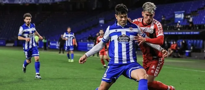 Garay y Miku pelean por un balón en el césped de Riazor / RC Deportivo