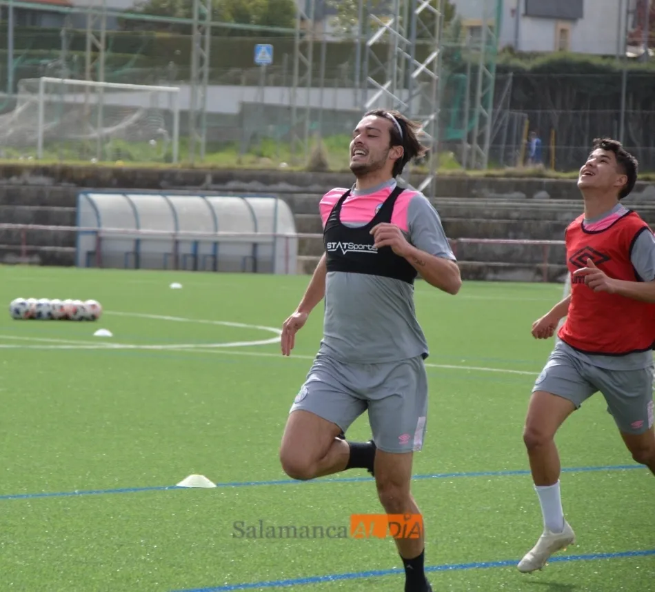 Willy gana en carrera a Elías, ambos del filial del Salamanca UDS / Carlos Cuervo