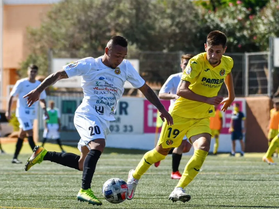 Juancho (de blanco), ante el Villareal