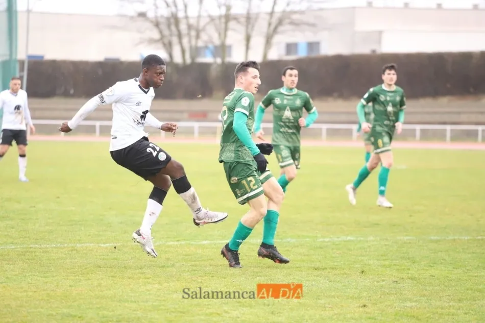 Oumar Camara realiza un disparo en Las Pistas