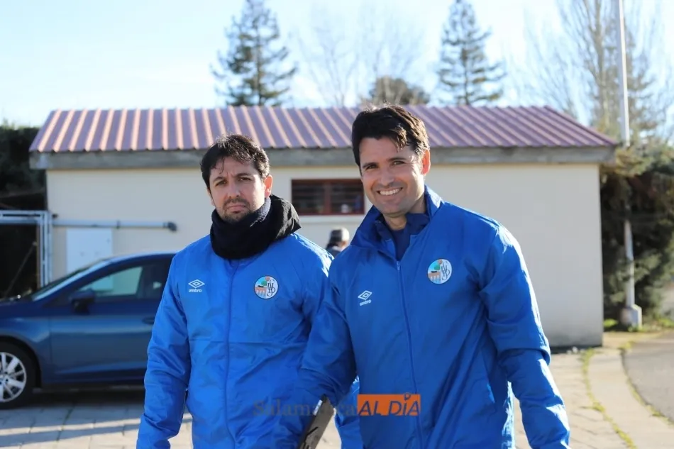 Lolo Escobar sonríe al llegar con su hermano Josete a un entrenamiento