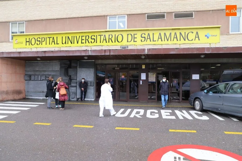 Foto de archivo de la entrada principal del Hospital Clínico Universitario