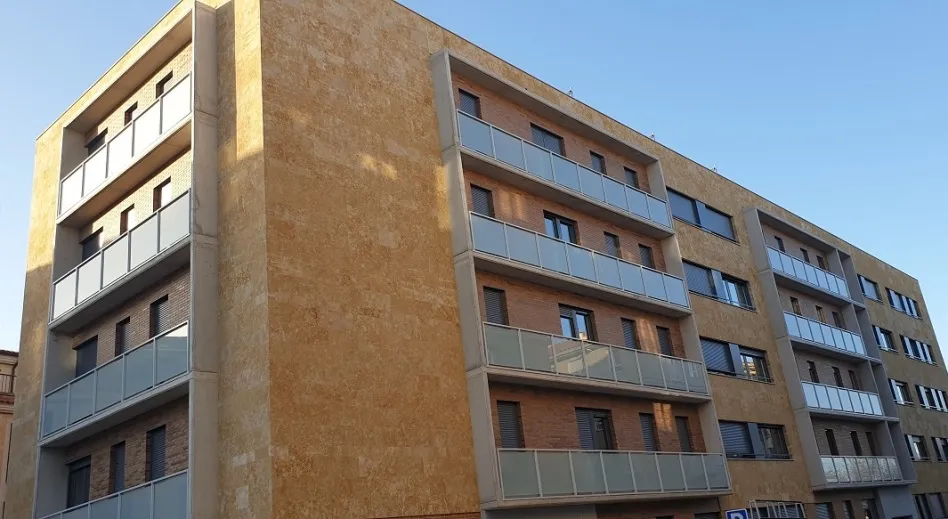 Las fachadas son de piedra de Villamayor y ladrillo de gres y tienen balcones al exterior