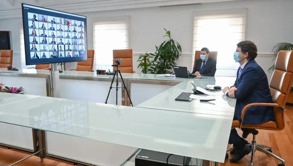 El presidente de la Junta de Castilla y León, Alfonso Fernández Mañueco, durante la clausura telemáticamente de la XIV edición del Máster de Comercio Exterior y Digital Business. Foto JCYL