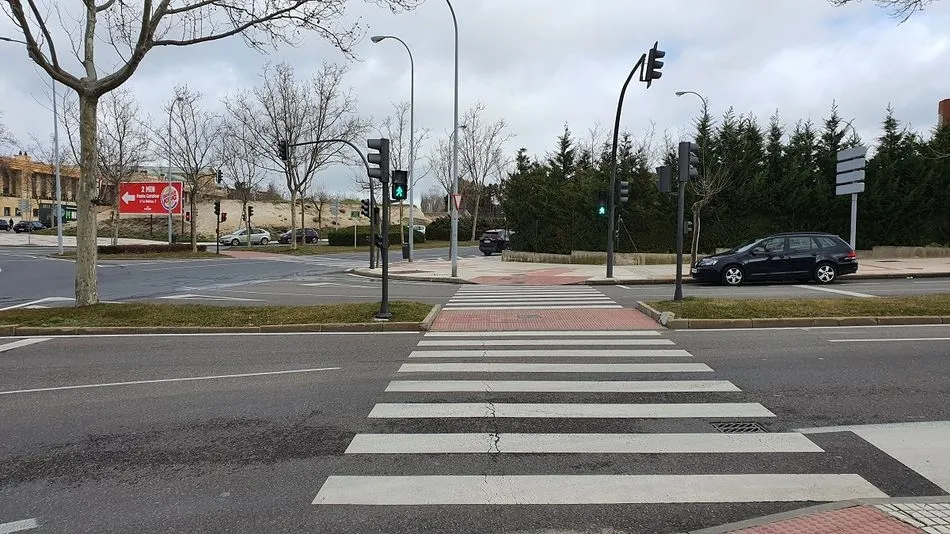 Uno de los pasos de peatones de la glorieta Tratado de Tordesillas
