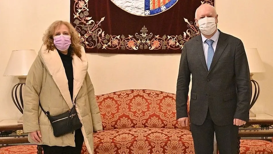 El concejal de Promoción Económica, Comercio y Mercados, Juan José Sánchez Alonso, junto a la presidenta de la Asociación Empresarial de Detallistas del Mercado de San Juan de Salamanca (A.D.J.U.S.A), Elena Simal, en el Ayuntamiento