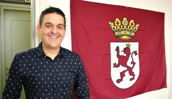 Carles Mulet con la bandera del Reino de León