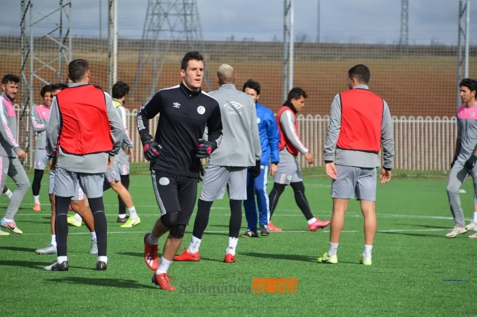 Javi Benítez trota hacia una de las porterías del Tori / Carlos Cuervo