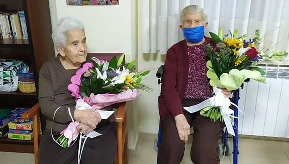 FElisa y Florinda con sus merecidos ramos de flores