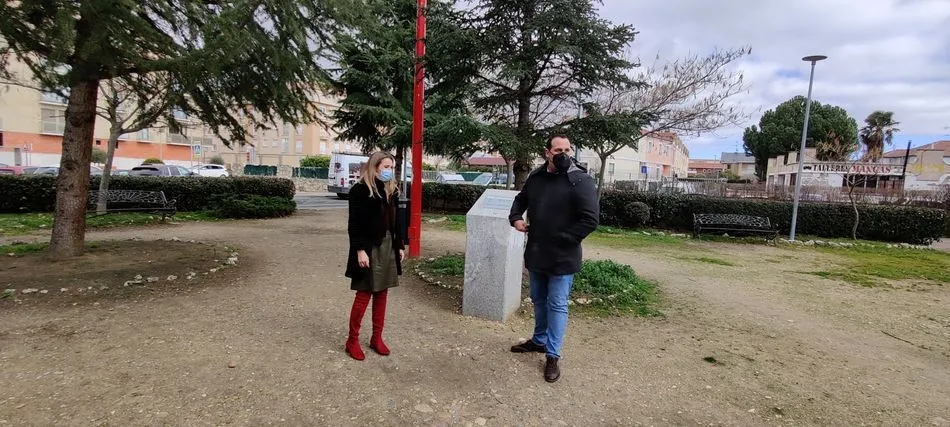 La concejal Marta Labrador, acompañada del alcalde, David Mingo, en la plaza en la que se acometerá la remodelación