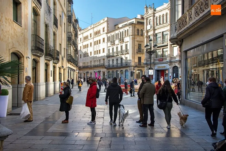 Imagen de archivo de un grupo de personas haciendo cola para entrar en un establecimiento