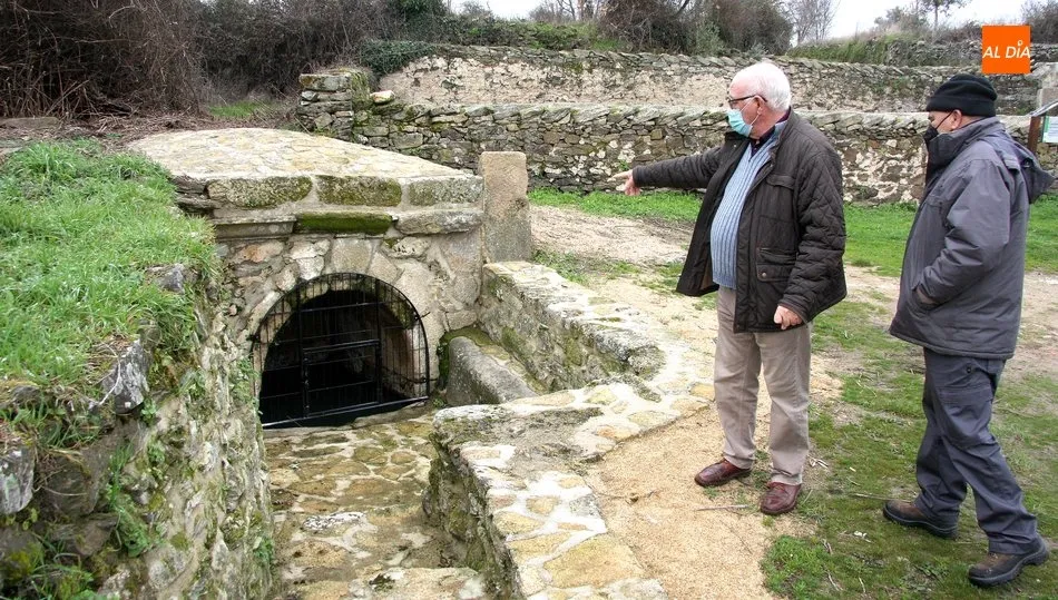 El alcalde, Ventura Jiménez, y el concejal de Cultura, Benjamín Egido, realizaban una vista a las fuentes recuperadas
