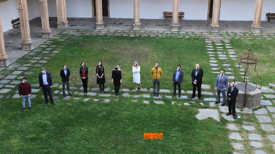 Foto de familia para abrir la tercera edición / Lydia González