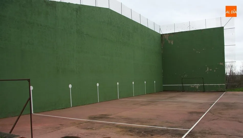 Se reparará la pared frontal con nuevo lucido de cemento y pintura