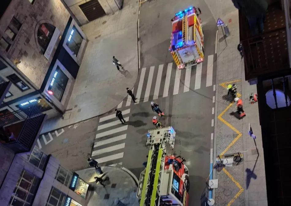 Dotaciones de Bomberos en la calle Correhuela. Fotos: J. Moya