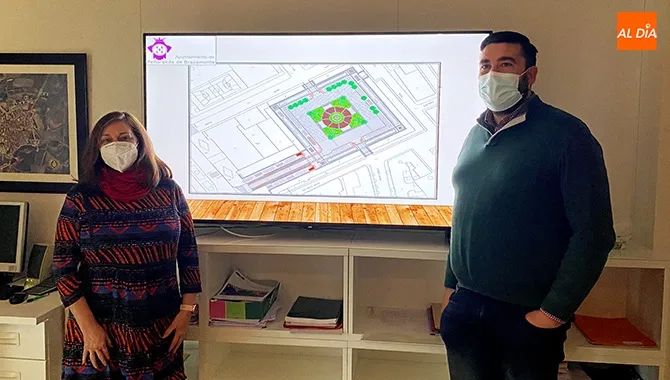 La alcaldesa de la ciudad, Carmen Ávila, y el concejal de Urbanismo, Antonio Poveda, han presentado el proyecto de reforma para la Plaza Nueva y la calle Cervantes